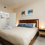 Stunning 2 Bedroom Near By The Grove