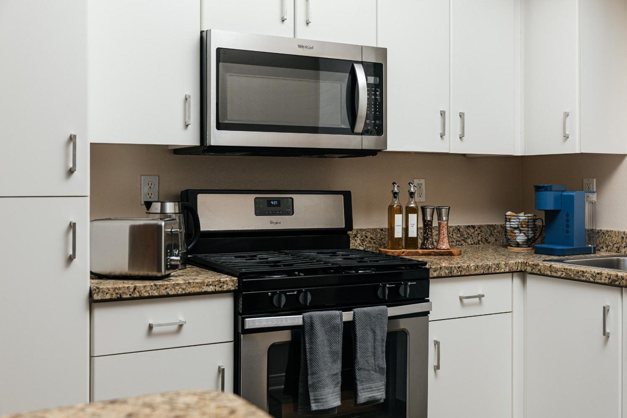 Stunning 2 Bedroom Near By The Grove