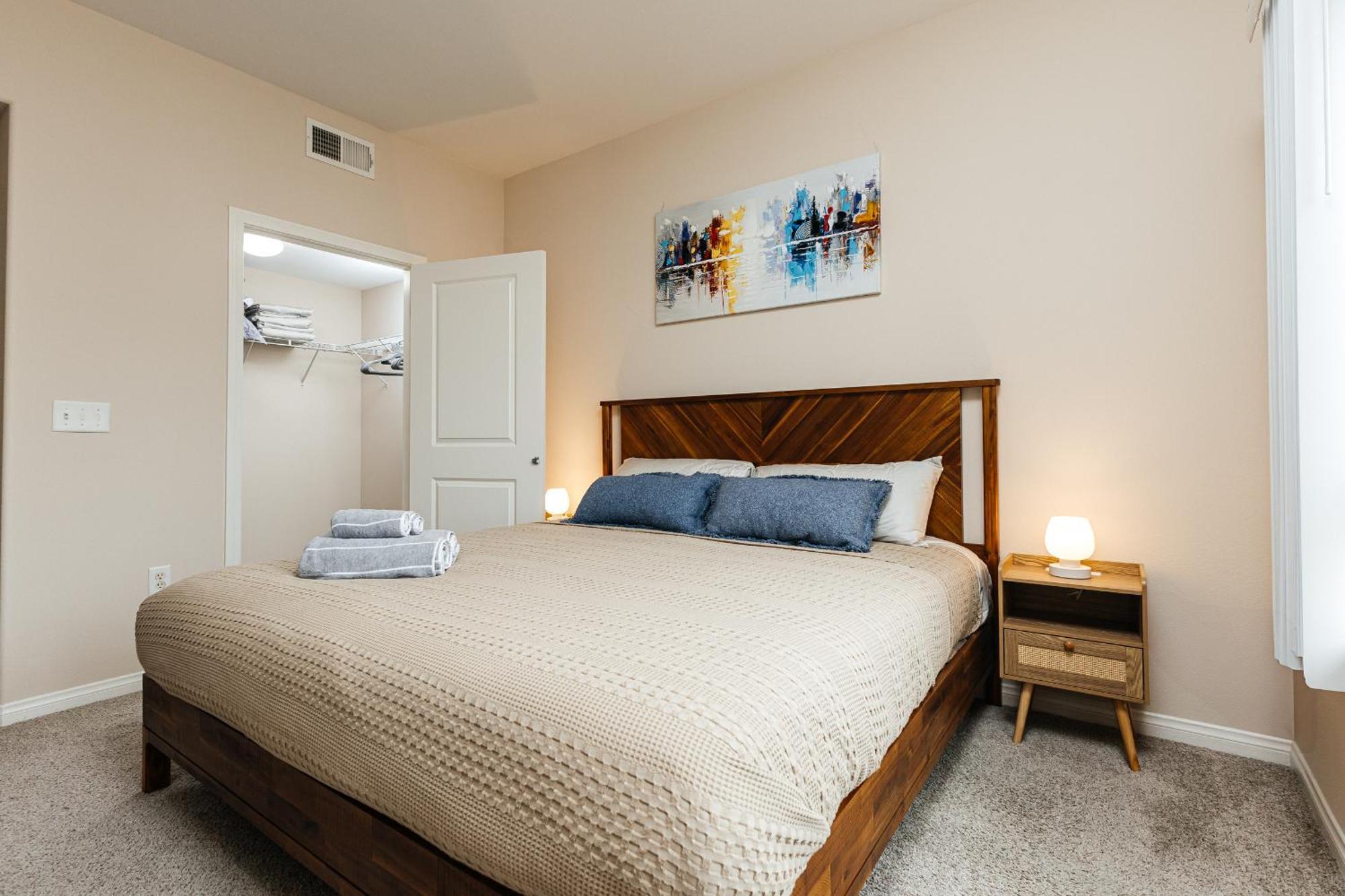 Stunning 2 Bedroom Near By The Grove Appartement
