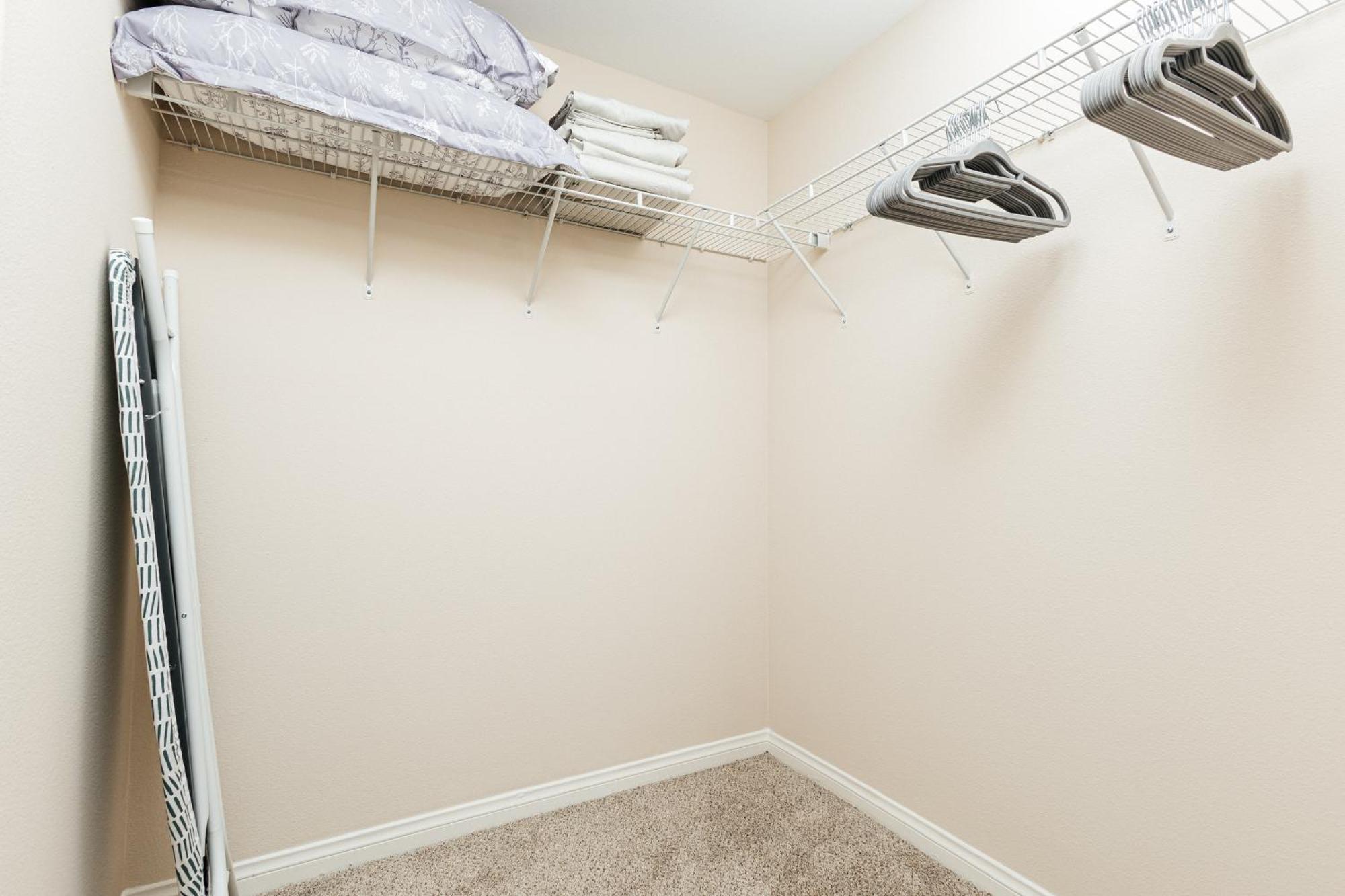 Stunning 2 Bedroom Near By The Grove *