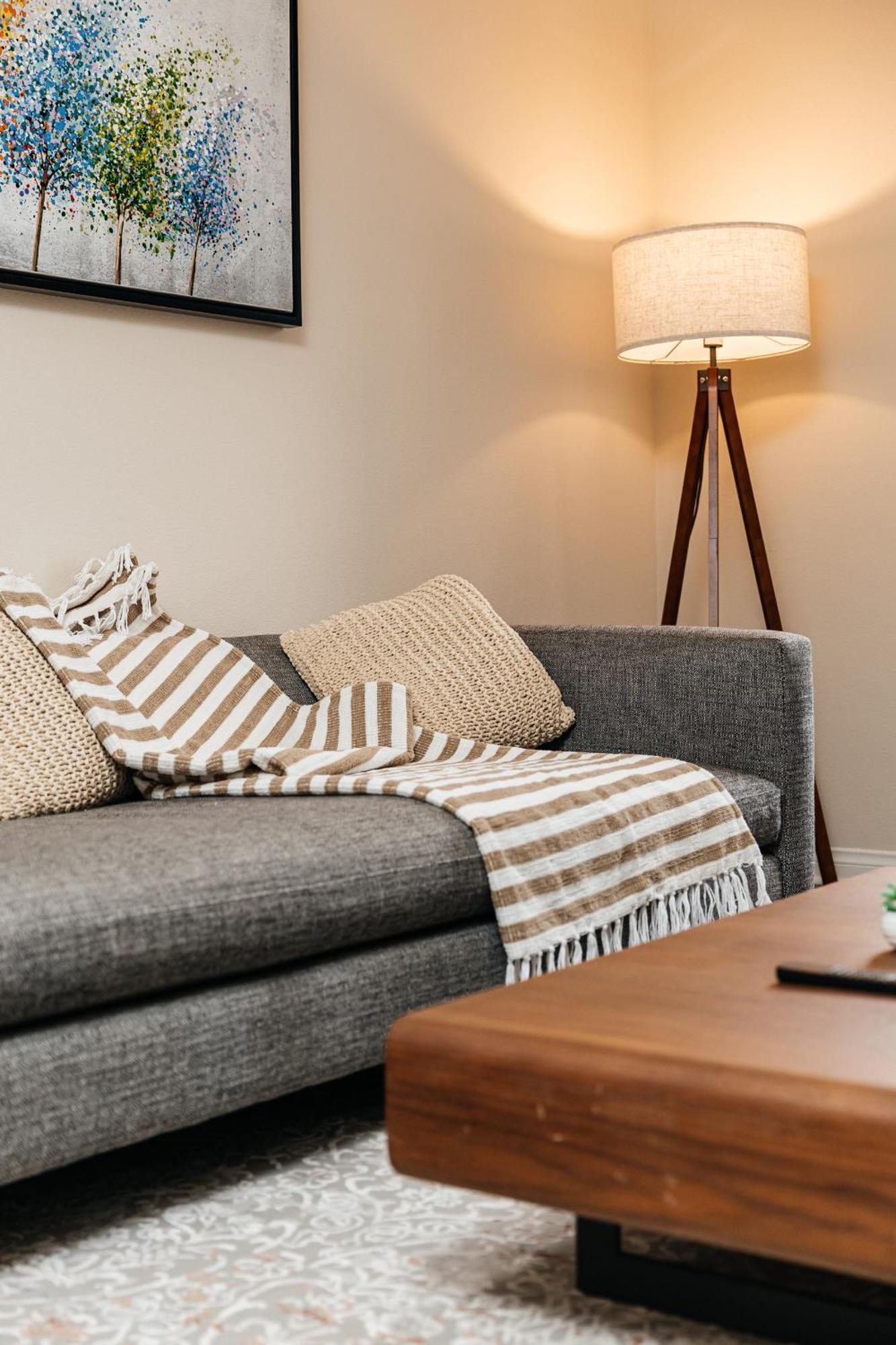 Stunning 2 Bedroom Near By The Grove *